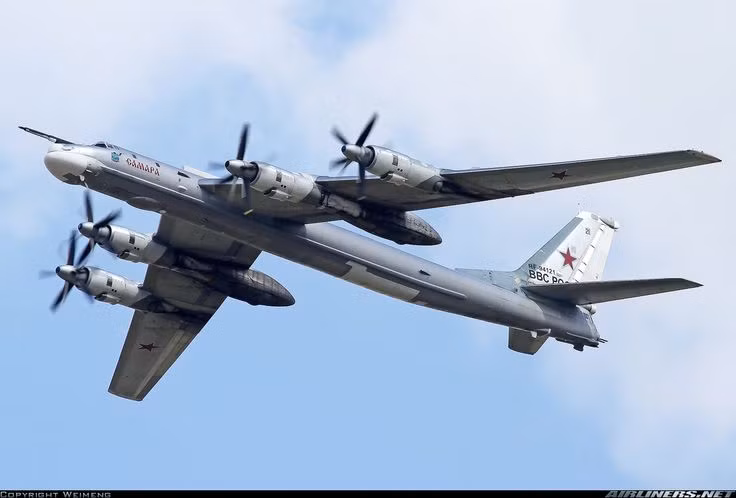 Được sản xuất từ năm 1952 dưới thời Liên Xô, Tu-95 là dòng máy bay ném bom sử dụng động cơ cánh quạt cổ nhất còn hoạt động trên thế giới, phía Nga tổng cộng đang sở hữu khoảng 63 chiếc Tu-95MS. Còn dây chuyền sản xuất dòng máy bay ném bom này đã bị Nga cho dừng từ năm 1993 tới nay. Nguồn ảnh: Airliner.