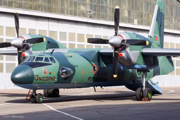 An-32 là loại máy bay vận tải hai động cơ được thiết kế và sản xuất bởi Liên Xô từ năm 1976. Những chiếc máy bay An-32 mới nhất do Ukraine chế tạo vào lần gần đây nhất là năm 2012 và kể từ đó tới nay không có thêm bất cứ chiếc nào xuất xưởng. Nguồn ảnh: Dylan.
