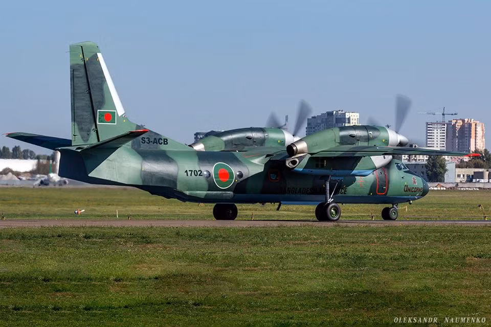 Phi hành đoàn của An-32 bao gồm bốn người, chiếc máy bay này có thể chưa được tối đa 42 lính dù với đầy đủ trang thiết bị hoặc 50 hành khách. Sải cánh của máy bay đạt 29,2 mét, diện tích mặt cánh đạt 75 mét vuông. Nguồn ảnh: Naumenko.