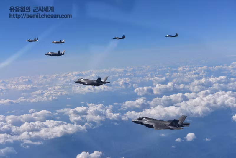 Cận cảnh dàn chiến đấu cơ F-35B tham gia cuộc tập trận chung "Người bảo vệ Tự do Ulchi" giữa Không quân Hàn Quốc và Không quân Mỹ. Đây là lần đầu tiên F-35B được điều động tham gia một cuộc tập trận như vậy ở Bán đảo Triều Tiên Nguồn ảnh: Chosul.