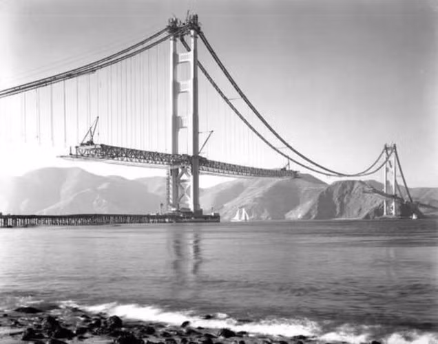 Cầu Golden Gate đang được xây dựng vào năm 1937. Ai có thể nghĩ rằng cây cầu sau này lại là một trong những kỳ quan của thế giới hiện đại.