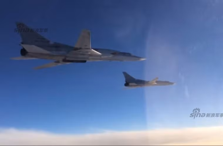 Khoang bom Tu-22M3 được mở ra nhìn từ bên ngoài.