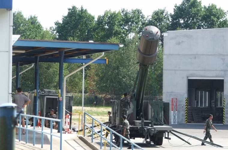 Malaysia tuần qua lần đầu công bố những bức ảnh rõ nét về hệ thống radar bắt máy bay tàng hình Vera-E tối tân của Quân đội nước này. Loại radar này được cho là có khả năng phát hiện, theo dõi máy bay ném bom tối tân B-2 Spirit của Mỹ.