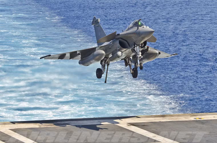 Rafale-M cũng sử dụng cặp động cơ Snecma M88-2 cho tốc độ bay tối đa 1.912km/h, bán kính tác chiến 1.800m, vận tốc leo cao 304,8m/s....