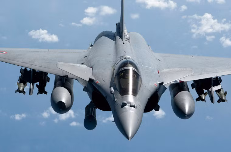 Tải trọng vũ khí của Rafale-M tương tự Rafale-B/C của không quân Pháp với 9,5 tấn nhưng rút số giá treo xuống còn 13 (so với 14). Các loại vũ khí triển khai trên máy bay cơ bản là tương tự phiên bản không quân, nó có thể mang tên lửa diệt hạm AM-39 Exocet; tên lửa không đối không Magic, Mica; tên lửa không đối đất AS-30L, SCALP EG và bom dẫn đường GBU-12/22/24...