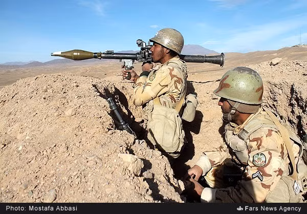 Các binh sĩ Quân đội Iran ngắm bắn mục tiêu bằng súng RPG-7 từ công sự.