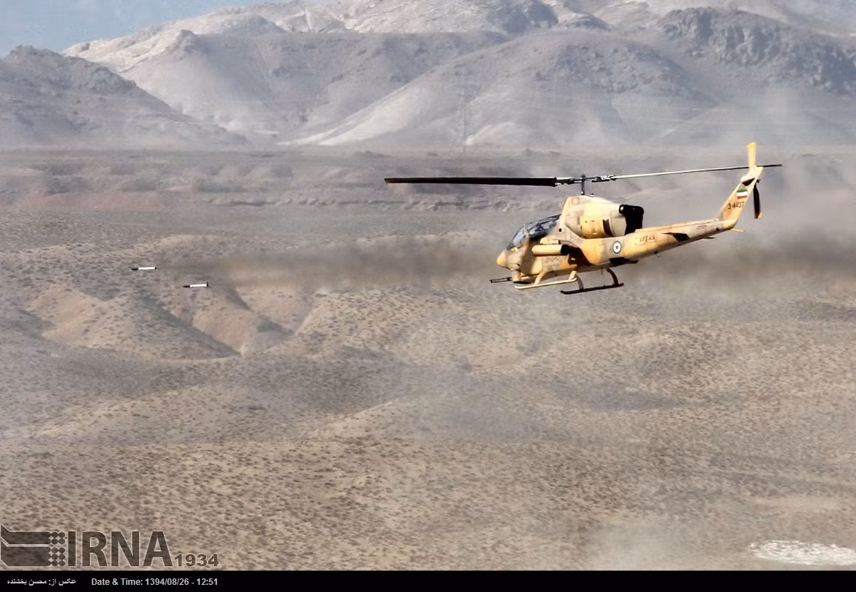 Trực thăng tấn công AH-1J chi viện hỏa lực với đạn rocket 70mm.