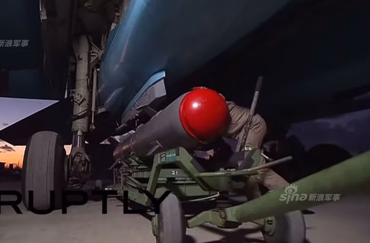 Trong chiến dịch không kích phiến quân IS tại Syria, các máy bay ném bom Su-34 thường xuyên được Không quân Nga sử dụng để ném những quả bom thông minh không kích phiến quân IS. Mới đây, kênh RT làm một phóng sự ghi lại cảnh các cán bộ kĩ thuật Không quân Nga lắp bom KAB-500Kr lên máy bay Su-34 chuẩn bị thực hiện phi vụ không kích phiến quân IS.