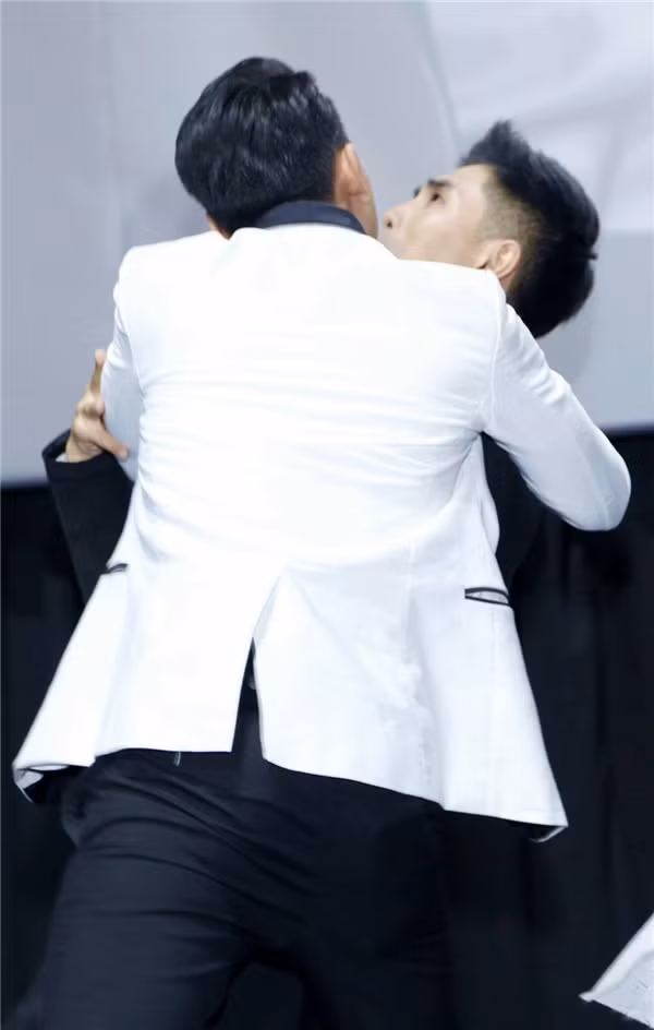 Isaac cuong hon Will truoc loi thach thuc cua fan-Hinh-3