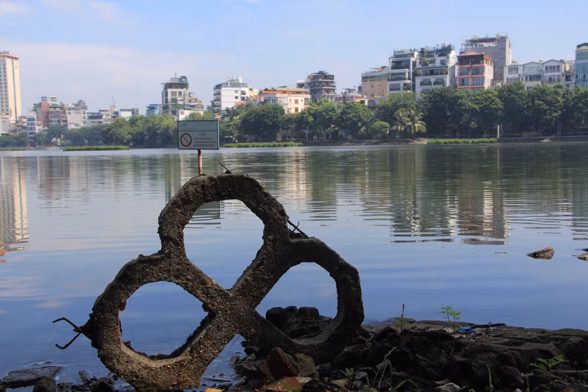 Những tảng bê tông kề bị gãy, nằm la liệt xung quanh hồ.