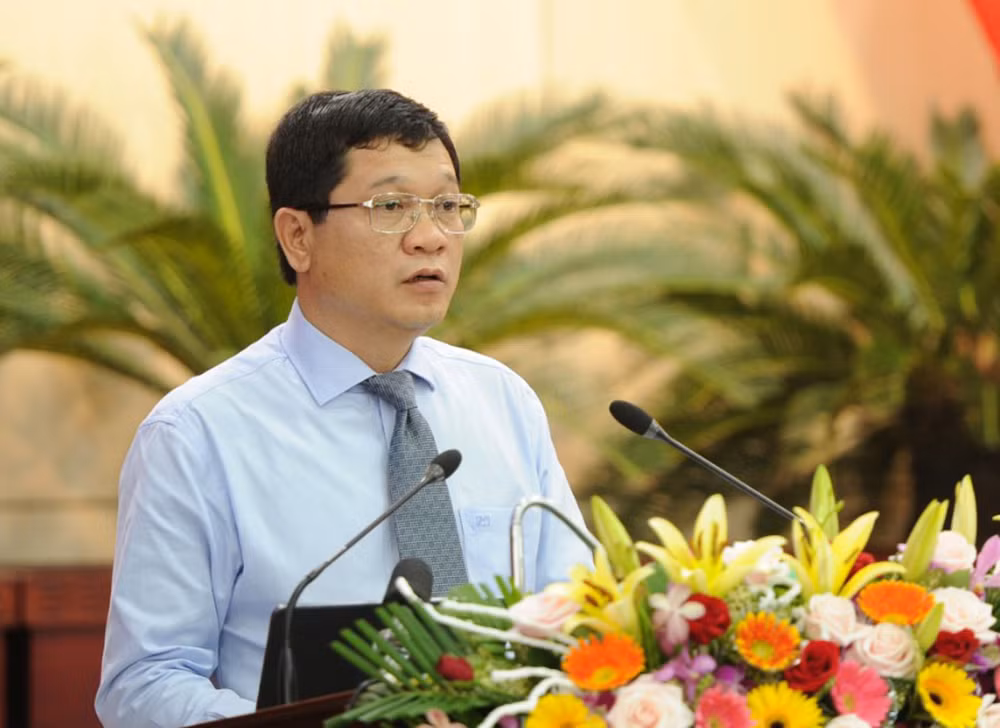 Ông Trần Phước Sơn sinh năm 1972, trình độ chuyên môn Thạc sĩ kinh tế và phát triển, Cao cấp Lý luận chính trị. 