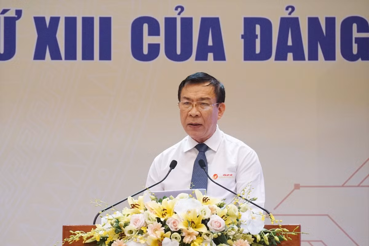 AHLĐ Nguyễn Quang Mâu, Chủ tịch HĐQT Công ty Gốm Đất Việt chia sẻ những câu chuyện của doanh nghiệp đã trải qua những giai đoạn khó khăn, tuy nhiên nhờ đầu tư nghiên cứu KH&amp;CN đã trở thành một trong những doanh nghiệp thành công trên thị trường và nhận được nhiều giải thưởng của Quỹ VIFOTEC.