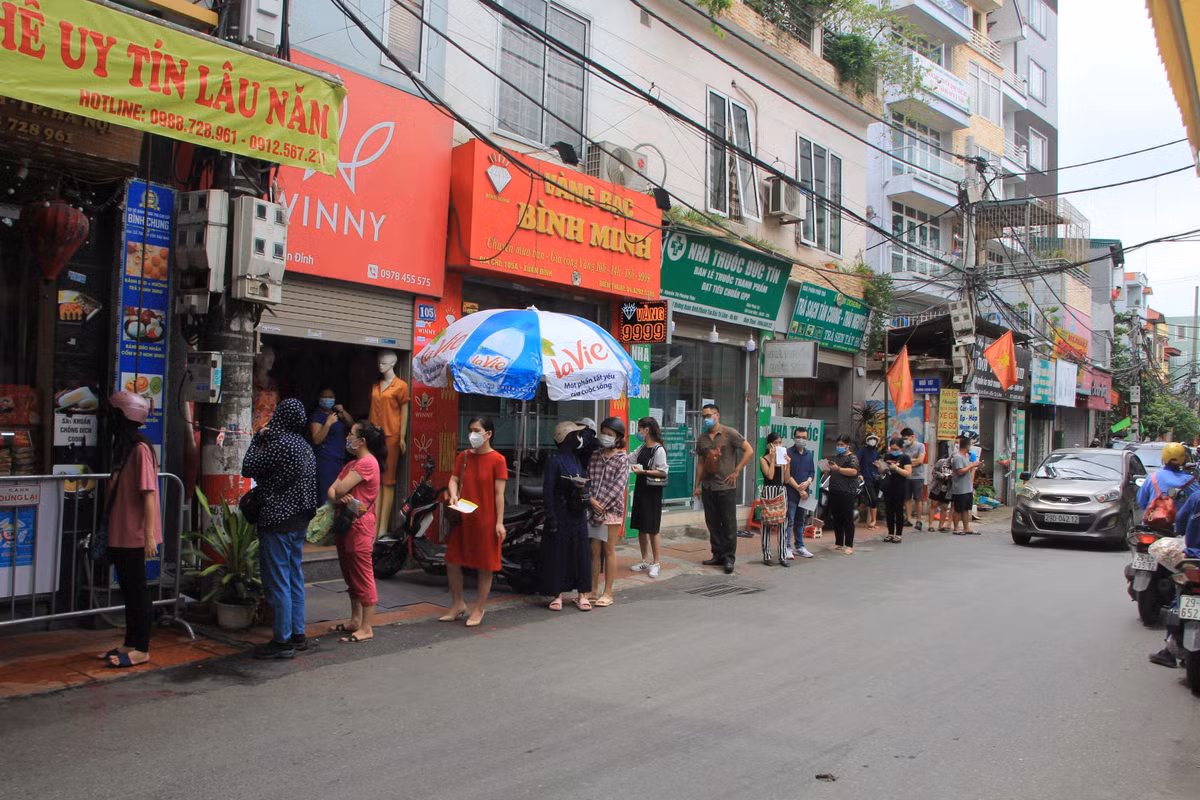 Tại một cơ sở sản xuất bánh trung thu truyền thống trên đường Xuân Đỉnh, (Tây Hồ) nhiều người cũng phải xếp hàng dài để được mua bánh.