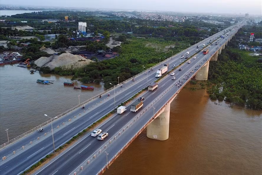  Cầu Thanh Trì: Là cây cầu lớn nhất trong dự án 7 cây cầu của Hà Nội bắc qua sông Hồng, nối quận Hoàng Mai với quận Long Biên (Hà Nội). Được khởi công xây dựng từ năm 2002, hoàn thành thông xe vào năm 2007. Cầu Thanh Trì được coi là cầu lớn nhất Đông Dương thời điểm đó.