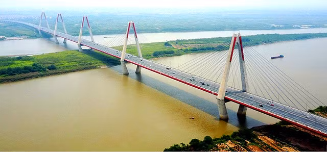  Cầu Nhật Tân: Là một trong 7 cây cầu huyết mạch của Thủ đô Hà Nội. Đây là cây cầu thép dây văng lớn nhất Việt Nam, được coi như một biểu tượng mới của Hà Nội. Cầu có tổng chiều dài 9,17 km trong đó phần cầu chính là 3,9 km (đoạn cầu vượt sông Hồng chiếm 1,5 km) và phần cầu dẫn dài 5,27 km.