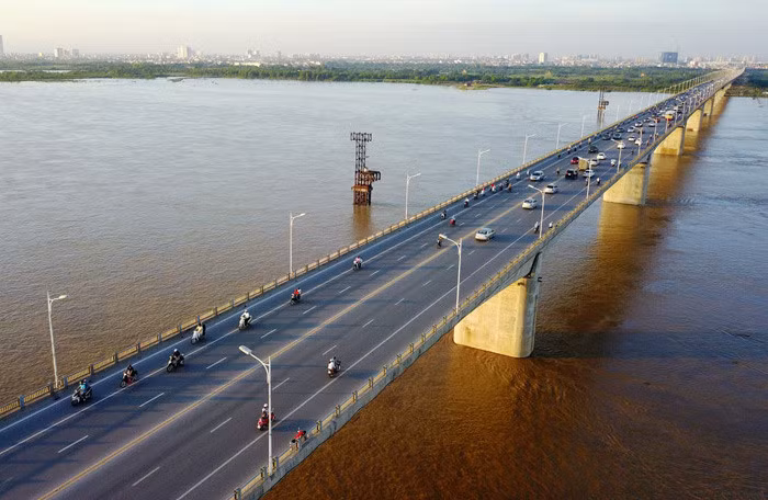 Cầu có tổng mức đầu tư dự án ban đầu là 3.700 tỷ đồng, sau đó đội vốn lên 5.500 tỷ đồng. Ngày 25/9/2009, cầu Vĩnh Tuy chính thức thông xe trở thành cây cầu rộng nhất Việt Nam thời điểm đó (năm 2014, Cầu Đông Trù trở thành cây cầu rộng nhất Việt Nam).