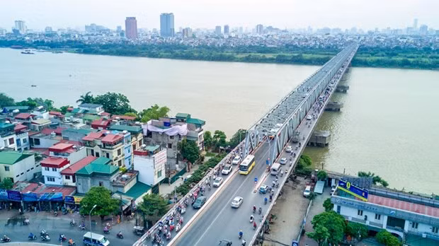 Cầu được khởi công ngày 10/10/1983, thông xe ngày 30/6/1985. Lúc bắt đầu khởi công, công trình được mang tên "Cầu treo mùa xuân". Tại cây cầu này các kỹ sư cầu đường của Việt Nam tự thử sức mình để có thể tự thiết kế và thi công các cây cầu lớn khác.
