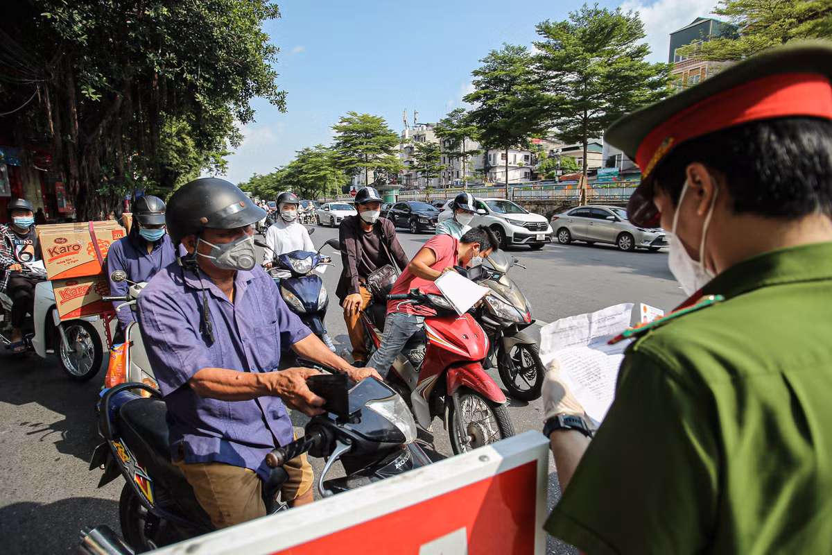 Nhiều người phải chờ đợi khá lâu để được qua chốt do chốt quá tải.