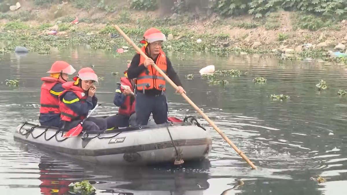Từ lời khai của đối tượng Trung, Công an đã tiến hành tìm kiếm dọc hai bên bờ sông Nhuệ. Việc tìm kiếm diễn ra rất khó khăn do tại hiện trường đối tượng khai nhận không có dấu vết xô đẩy nào trên bụi cỏ hay mặt đất.