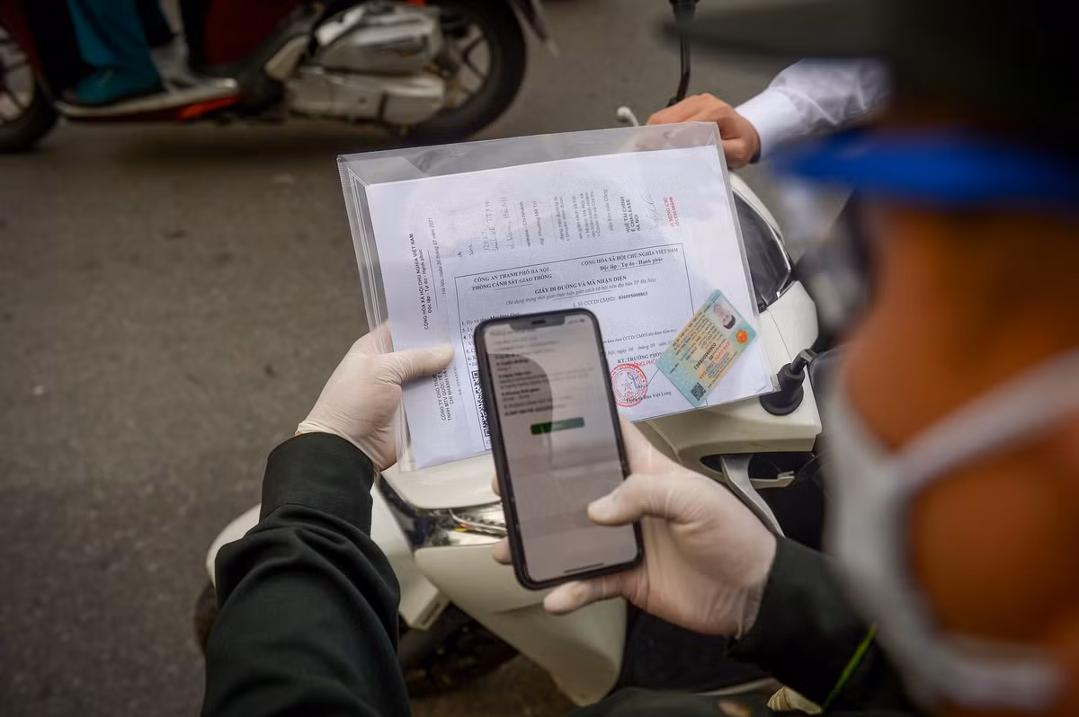 “Mat than” quet ma QRcode tai chot COVID-19, het un tac, Ha Noi co trien khai?-Hinh-2
