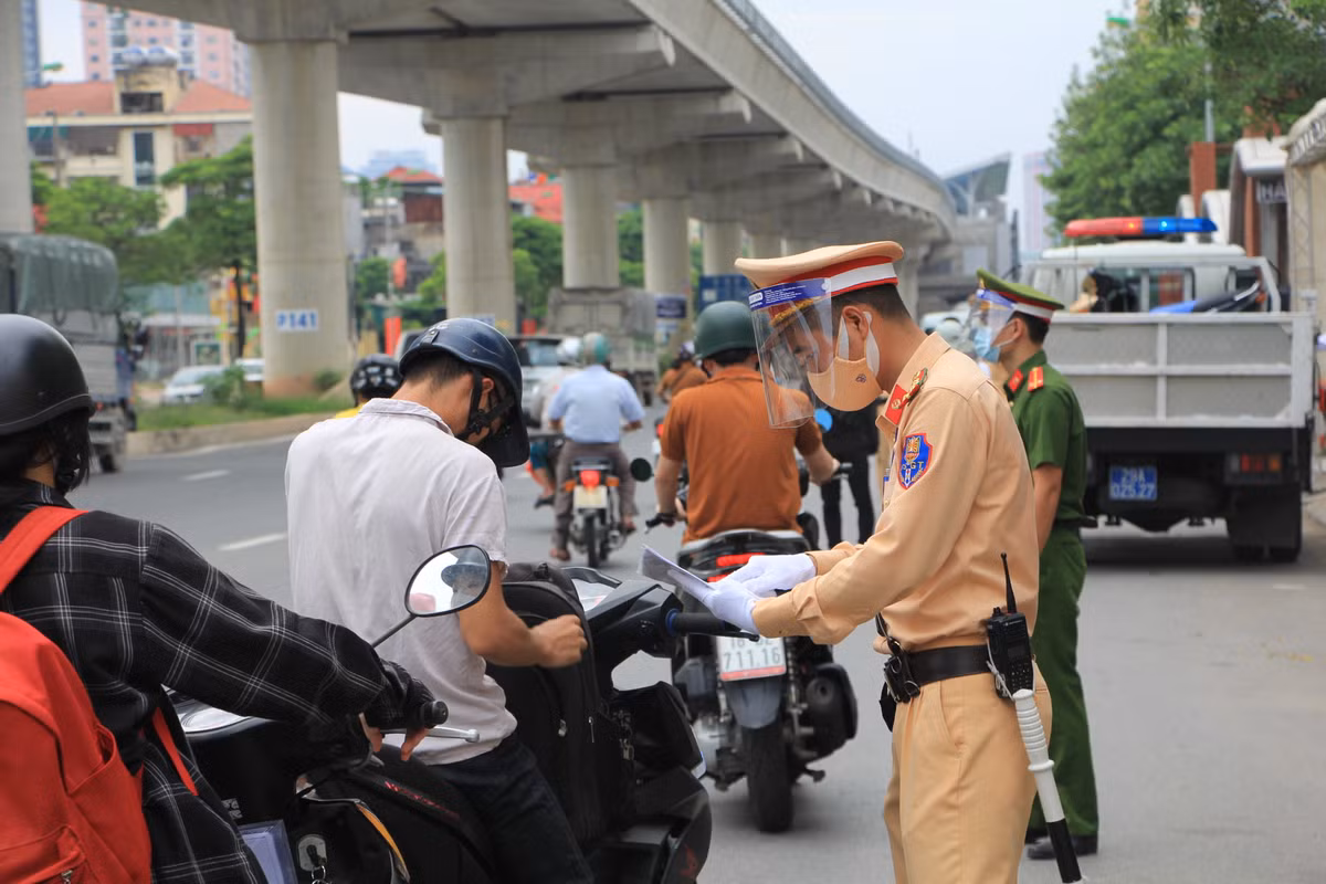 Lượng người và phương tiện bất ngờ giảm khiến tuyến đường huyết mạch hướng vào trung tâm Thủ đô "dễ thở".