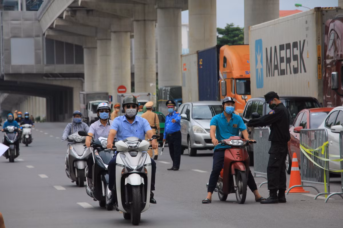 Thiếu tá Phạm Văn Chiến cũng cho biết, nhìn chung đến nay lượng người sử dụng giấy đi đường cũ nhiều hơn giấy đi đường mới.