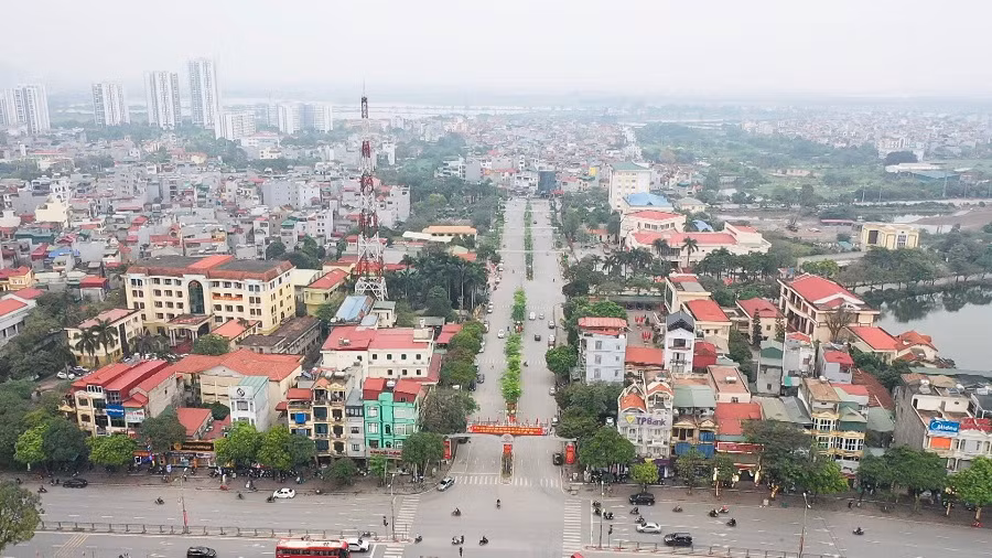 Là đầu mối giao thông quan trọng của Thủ đô, thuận lợi cho việc giao lưu kinh tế - xã hội với các tỉnh phía Nam, huyện Thanh Trì có nhiều cơ quan nghiên cứu khoa học, khu công nghiệp, nhiều trường học, cơ sở y tế của Trung ương và Thành phố, có nhiều ngành nghề truyền thống như mây tre đan Vạn Phúc, bánh Chưng, bánh dày Chanh Khúc,… đây là thế mạnh, tiềm năng đáng quý, góp phần tạo điều kiện thuận lợi cho sự phát triển đi lên của huyện. 