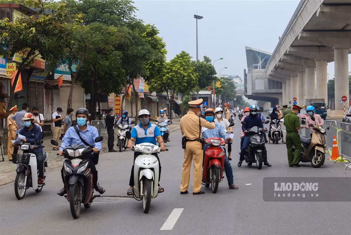 Ghi nhận vào sáng nay, dù lượng người và phương tiện vẫn rất lớn nhưng đã không còn tình trạng ùn ứ. 