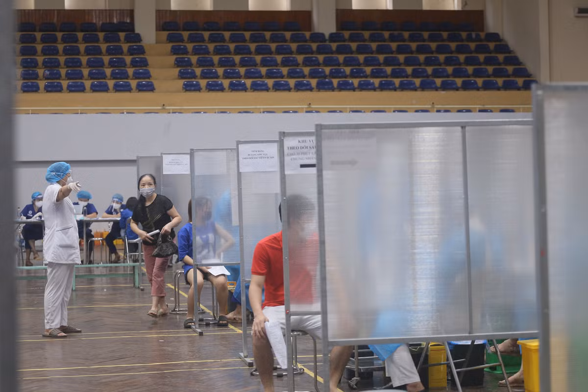 Khu vực tiêm có vách ngăn, đảm bảo quy định giãn cách.