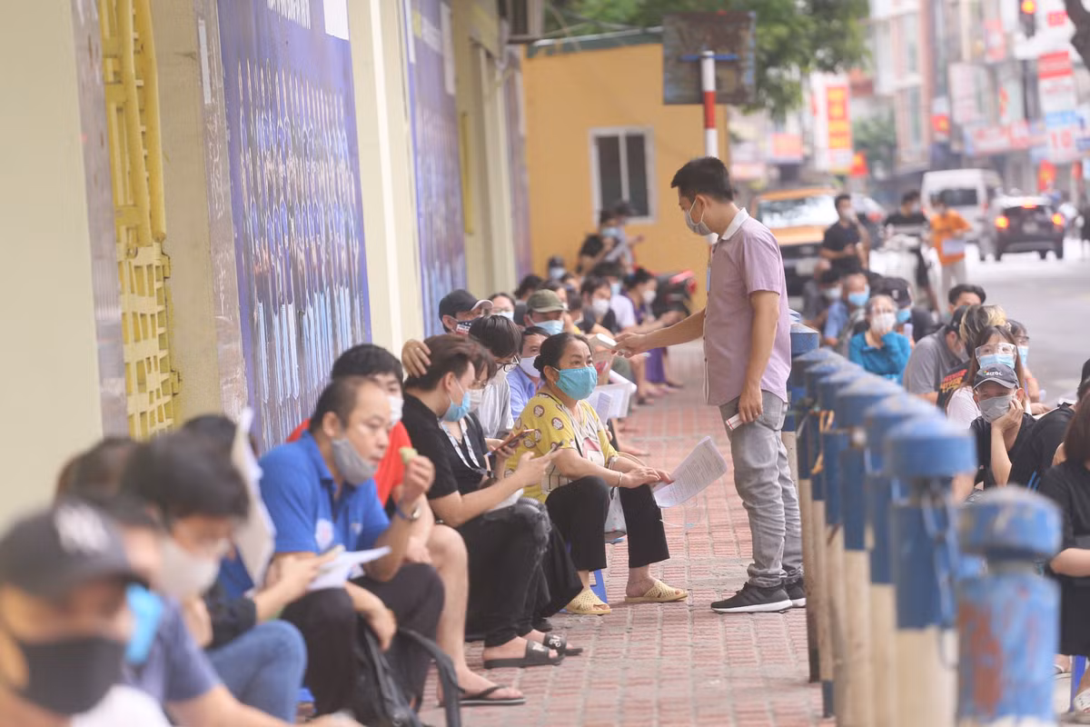 Người dân phải trải qua quy trình khám sàng lọc xem có đủ tiêu chuẩn, sức khỏe tiêm vắc xin COVID-19 hay không.