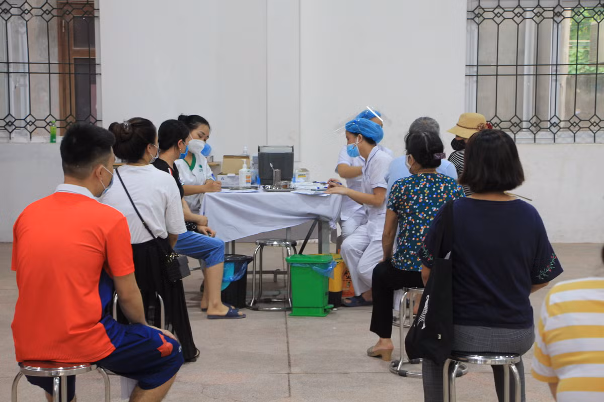 UBND phường Phương Canh phấn đấu hoàn thành tiêm chủng mũi 1 vắc xin phòng COVID-19 cho 100% người dân từ 18 tuổi trở lên trên địa bàn trước ngày 15/9/2021 trên cơ sở số vắc xin được phân giao của Bộ Y tế.