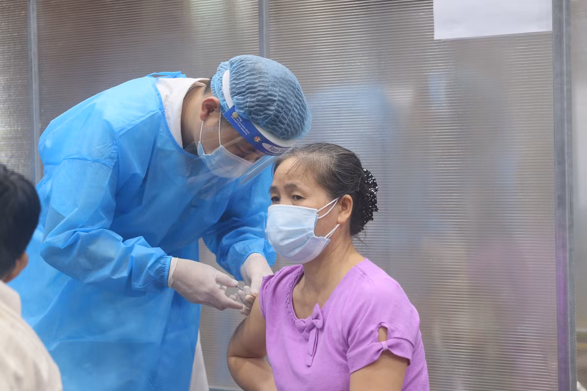 Theo chỉ đạo của UBND TP. Hà Nội, công tác đẩy nhanh tiêm chủng dựa trên tinh thần ưu tiên tiêm tại chỗ, tiêm cuốn chiếu, tiêm dứt điểm cho từng khu vực theo đơn vị hành chính.
