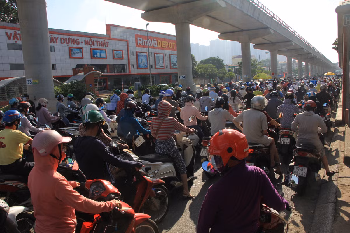 Dòng người đổ về trung tâm Hà Nội kéo dài gần 3 km.