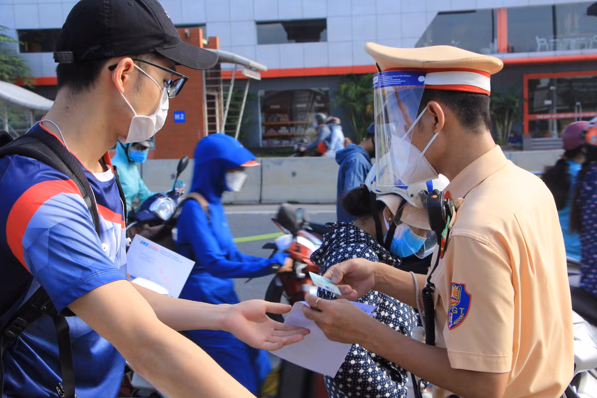Mặc dù lượng người đông nhưng cán bộ trực chốt không cắt giảm thủ tục kiểm tra hay sơ sài. Giấy đi đường và căn cước công dân vẫn được kiểm tra đầy đủ.