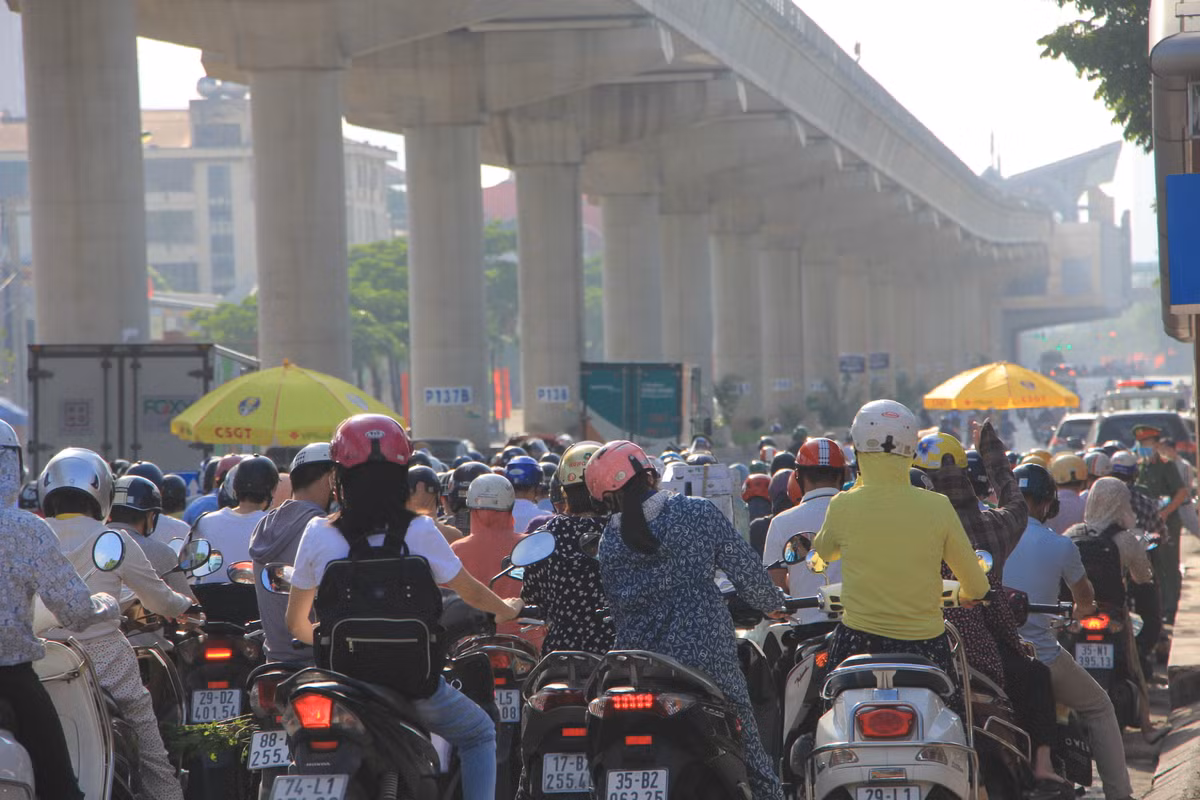 Nắng gắt ngay từ sáng nên việc chờ đợi để được đến chốt kiểm tra giấy tờ cũng khiến nhiều người khá mệt mỏi.