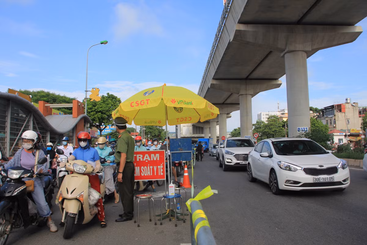 Thiếu tá Phạm Văn Chiến, Đội trưởng Đội CSGT số 6 (Phòng CSGT Công an TP Hà Nội) đánh giá, người và phương tiện tham gia trên QL32 hướng về trung tâm sáng 6/9 khá lớn do đây là ngày đầu đi làm sau kỳ nghỉ và là tuyến đường huyết mạch của Thủ đô. Để thực hiện tốt nhiệm vụ kiểm soát dịch bệnh, Đội đã huy động 100% quân số tham gia chốt trực, tinh thần kiểm soát tạo điều kiện, không làm cứng nhắc nhưng vẫn tuân thủ các quy định.