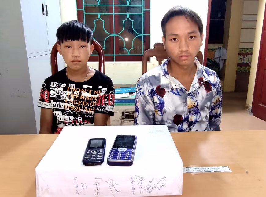  Bắt 2 đối tượng, thu giữ 6 bánh heroin: Công an huyện Điện Biên Đông (tỉnh Điện Biên) phối hợp cùng các đơn vị liên quan triệt phá thành công chuyên án 921P, bắt quả tang hai đối tượng là Mùa A Phông (sinh năm 2006) và Sùng A Dếnh (sinh năm 1999) cùng có hộ khẩu thường trú tại xã Xa Dung (Điện Biên Đông, Điện Biên) về hành vi mua bán trái phép chất ma túy. 