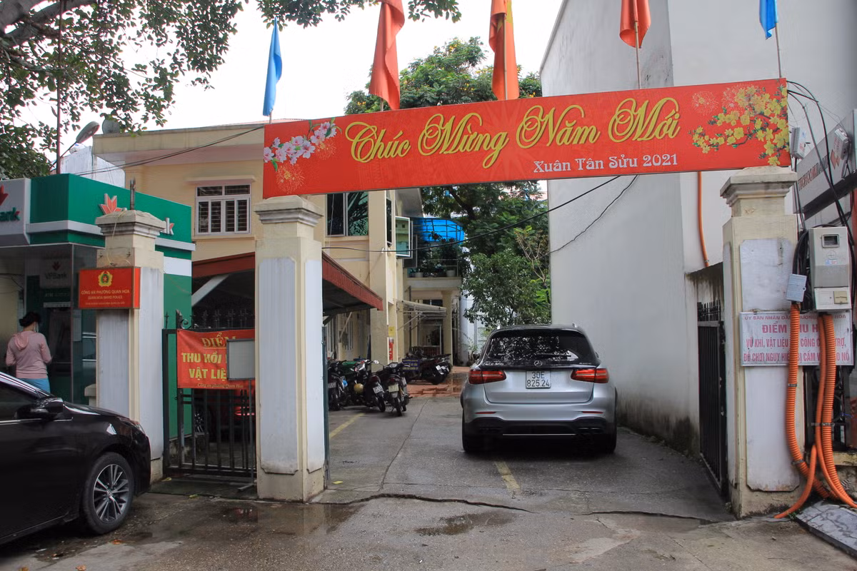 Tại Công an phường Quan Hoa (quận Cầu Giấy) không còn cảnh tập trung đông người vì đã giao nhiệm vụ tập hợp đề nghị cấp giấy đi đường của cá nhân, công ty trên địa bàn cho cán bộ công an từng khu vực.