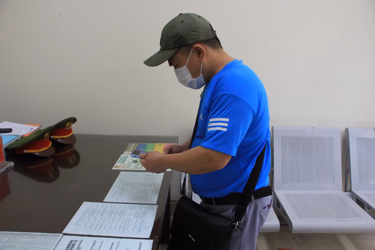 Khi đến trụ sở Công an, người dân chỉ được hướng dẫn chụp lại website đăng ký giấy đi đường, hòm thư điện tử gửi thông tin đăng ký hoặc lấy số điện thoại của cán bộ công an khu vực để tiếp tục hoàn thiện thủ tục.