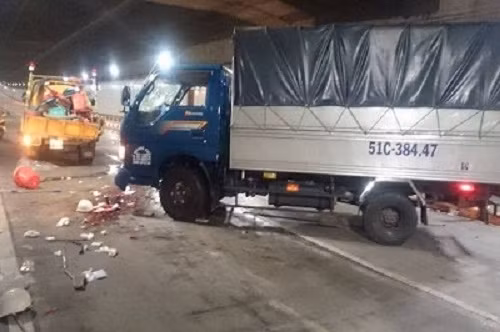 9. Xe tải mất lái trong hầm Thủ Thiêm, 5 công nhân thương vong Khoảng 23h30 ngày 19/4, xe tải BKS 51C – 384.47, đang lưu thông trong hầm Thủ Thiêm, đoạn giáp ranh giữa quận 1 và quận 2, TP HCM được khoảng 300m thì bất ngờ mất lái tông vào đuôi một xe bồn và húc văng 5 công nhân đang làm vệ sinh mặt đường ở làn ô tô. Vụ tai nạn khiến anh Phạm Thanh P. (35 tuổi, ngụ quận Bình Thạnh) tử vong, 4 người còn lại bị thương nặng.