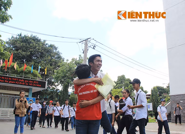 Một thí sinh tự do mừng rỡ ôm lấy người nhà sau khi làm bài khá tốt.