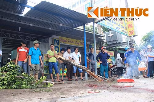 Xe tai mát lái leo via he, dam thuong vong 2 nguòi-Hinh-5