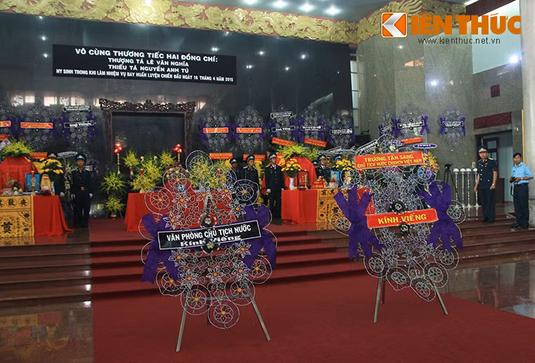 Lãnh đạo Đảng, Nhà nước, Bộ Quốc phòng đã gửi vòng hoa đến viếng, chia buồn với gia đình 2 phi công hy sinh khi làm nhiệm vụ. 