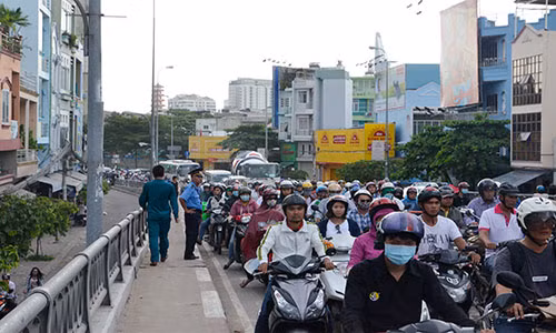 Xe ben “rải” bùn xuống đường, giao thông tê liệt - Hình 2 Xe ben “rai” bun xuong duong, giao thong te liet-Hinh-2