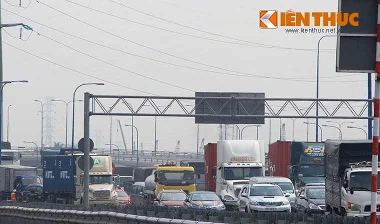 Đến 9h cùng ngày, CSGT đã ra tín hiệu cho các xe ôtô được phép lưu thông lên cầu vượt Cát Lái nhằm để giảm bớt tình trạng kẹt xe ở phía dưới.
