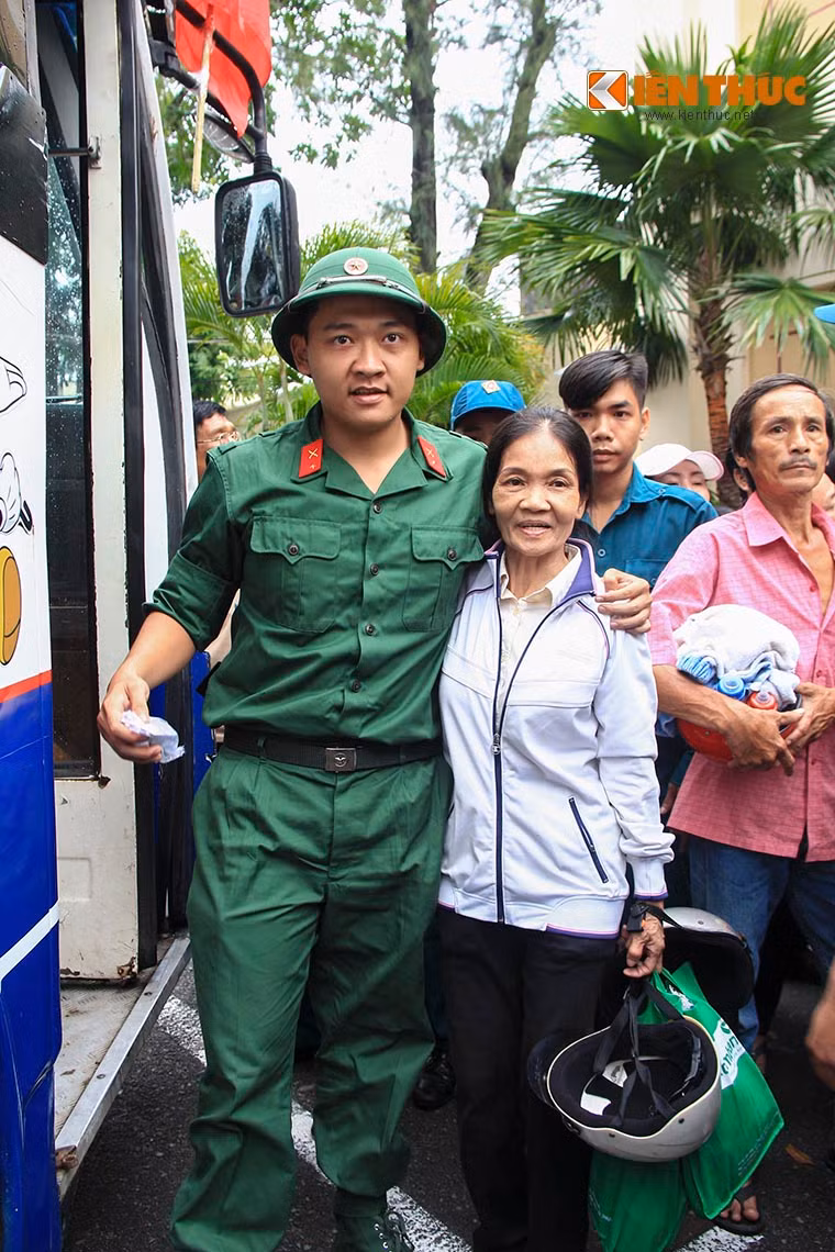 Tranh thủ chụp tấm hình lưu niệm với mẹ trước giờ phút lên đường bảo vệ Tổ quốc. Ảnh: Thiên Dũng