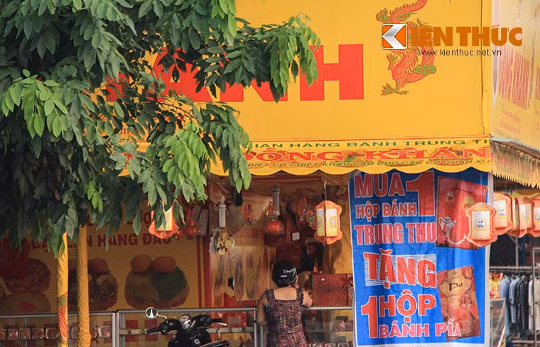 Có cửa hàng còn trưng cả bánh pía ra để tặng kèm khách mua bánh Trung thu.