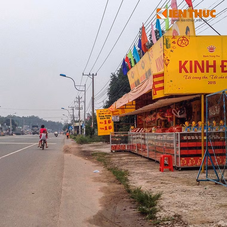 Rất nhiều đại lý bán bánh khác cũng rơi vào tình trạng ế ẩm, nhân viên ngồi chơi cả ngày vì không có khách ghé mua.