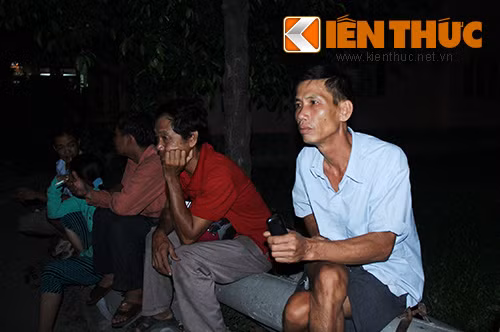 Mẹ 2 anh em chết ở phòng trọ vật vã nhận xác con - Hình 2 Me 2 anh em chet o phong tro vat va nhan xac con-Hinh-2
