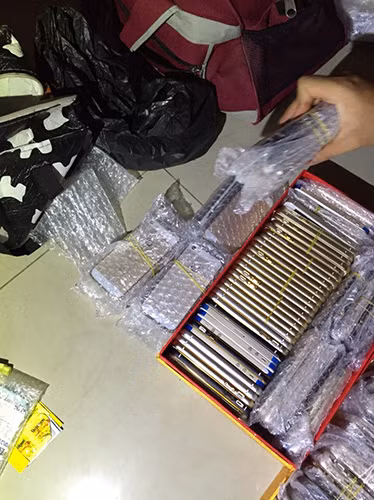 Canh sat Binh Duong dot kich phong tro, bat 300 iPhone 6, 5S nhai